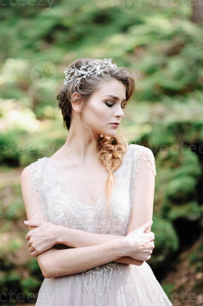 retrato de una hermosa novia. ceremonia de boda en estilo boho foto