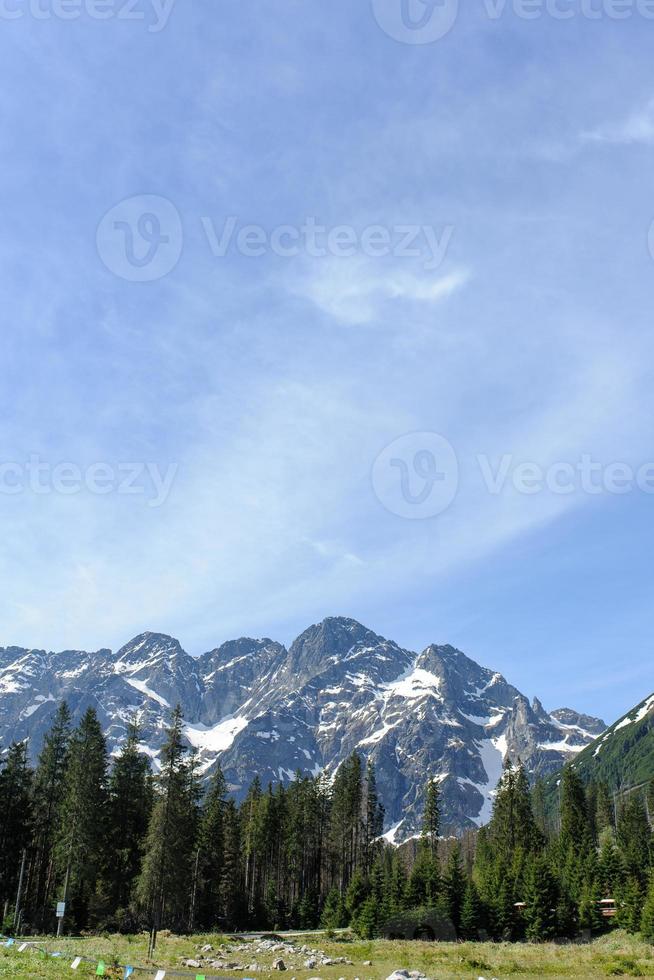 lago morskie oko ojo del mar en el parque nacional tatra cerca de la ciudad de zakopane en polonia foto