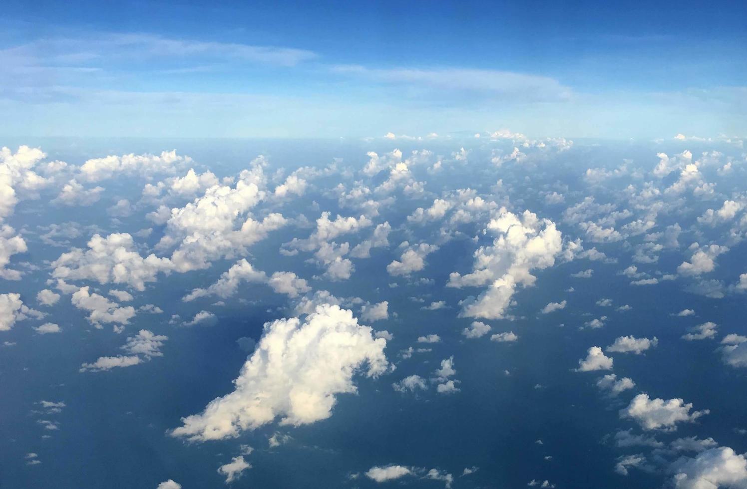 el cielo sobre las nubes en lo alto foto