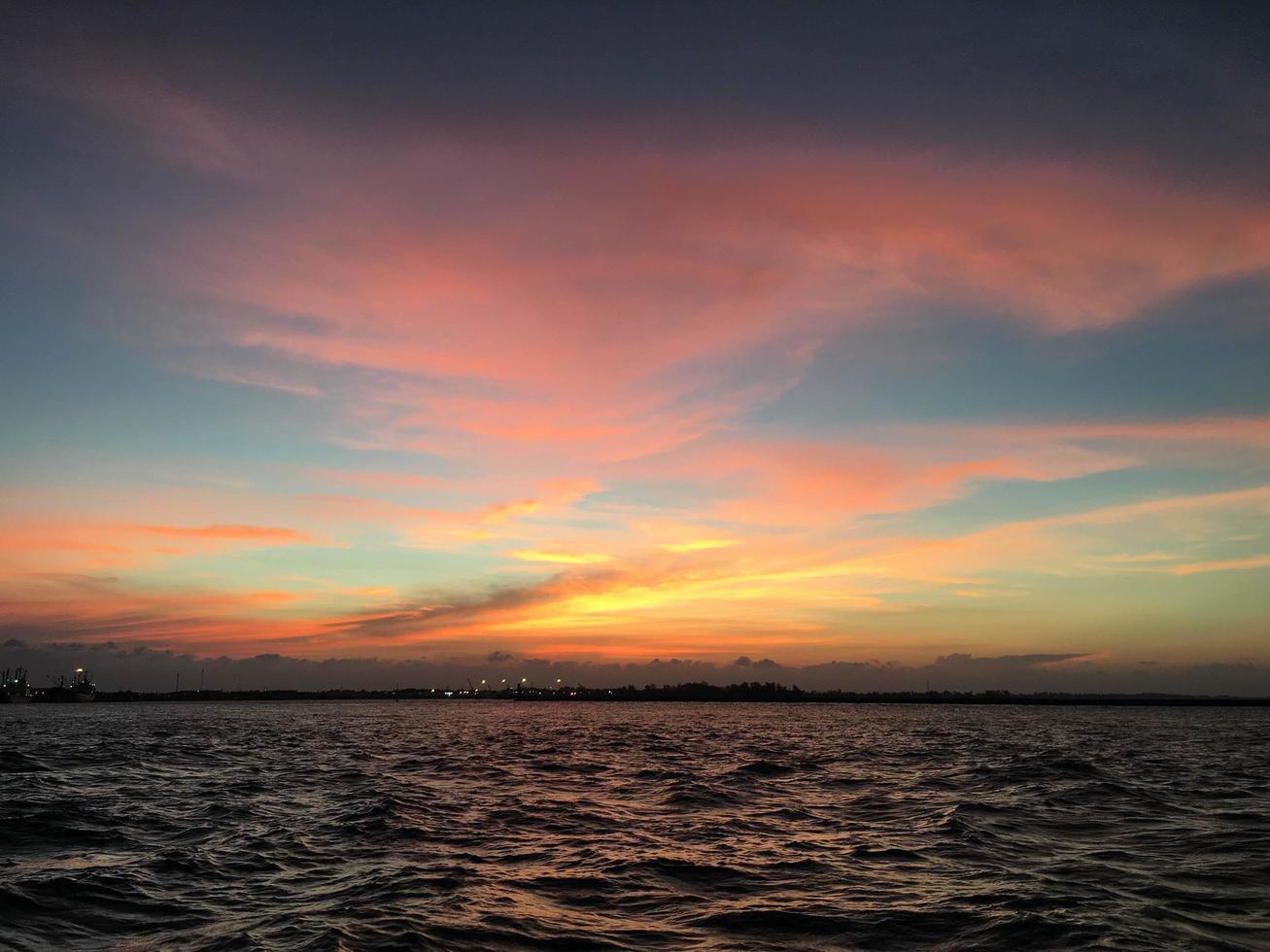 puesta de sol en el mar con una hermosa luz. foto