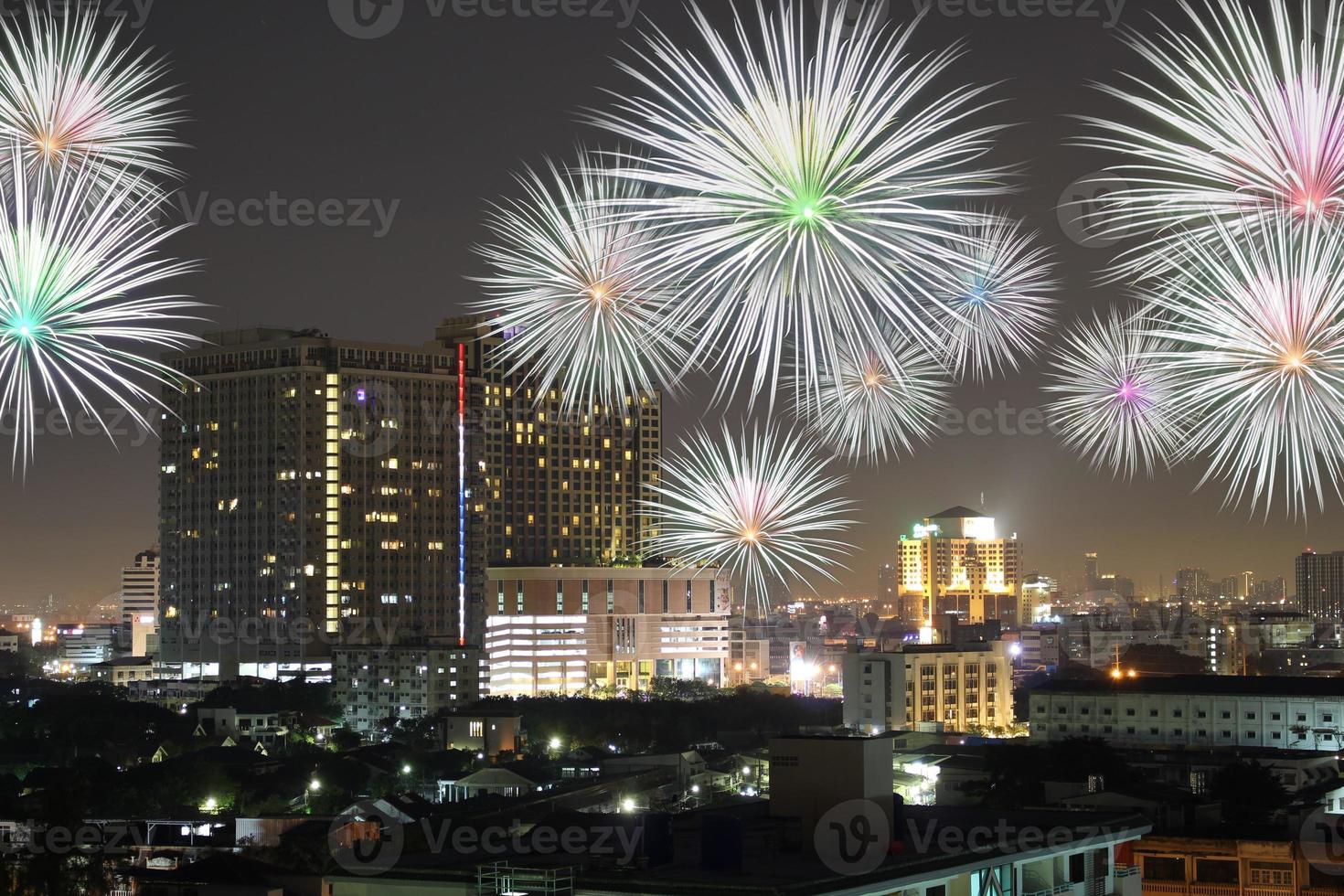 la celebración de fuegos artificiales feliz año nuevo en la ciudad foto