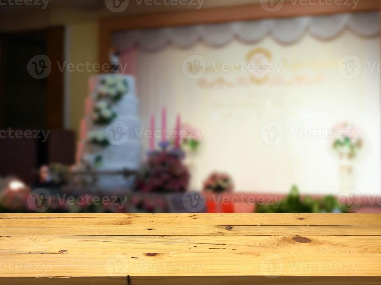 plataforma de espacio de mesa de madera vacía y fondo de salón de bodas borroso para montaje de exhibición de productos foto