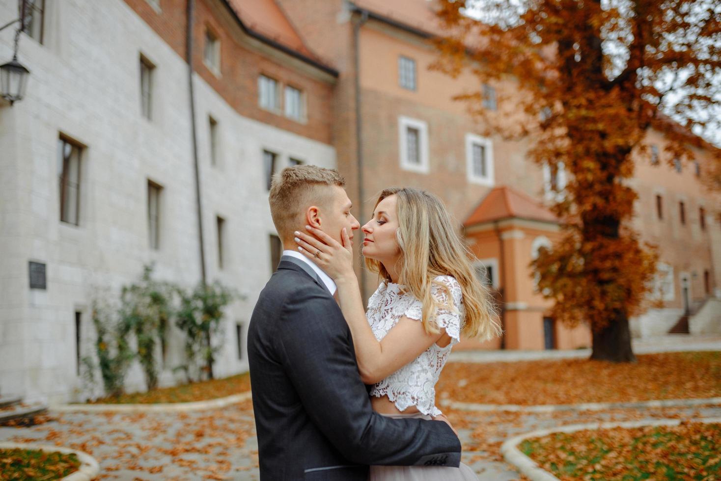 dos amantes caminan por cracovia foto