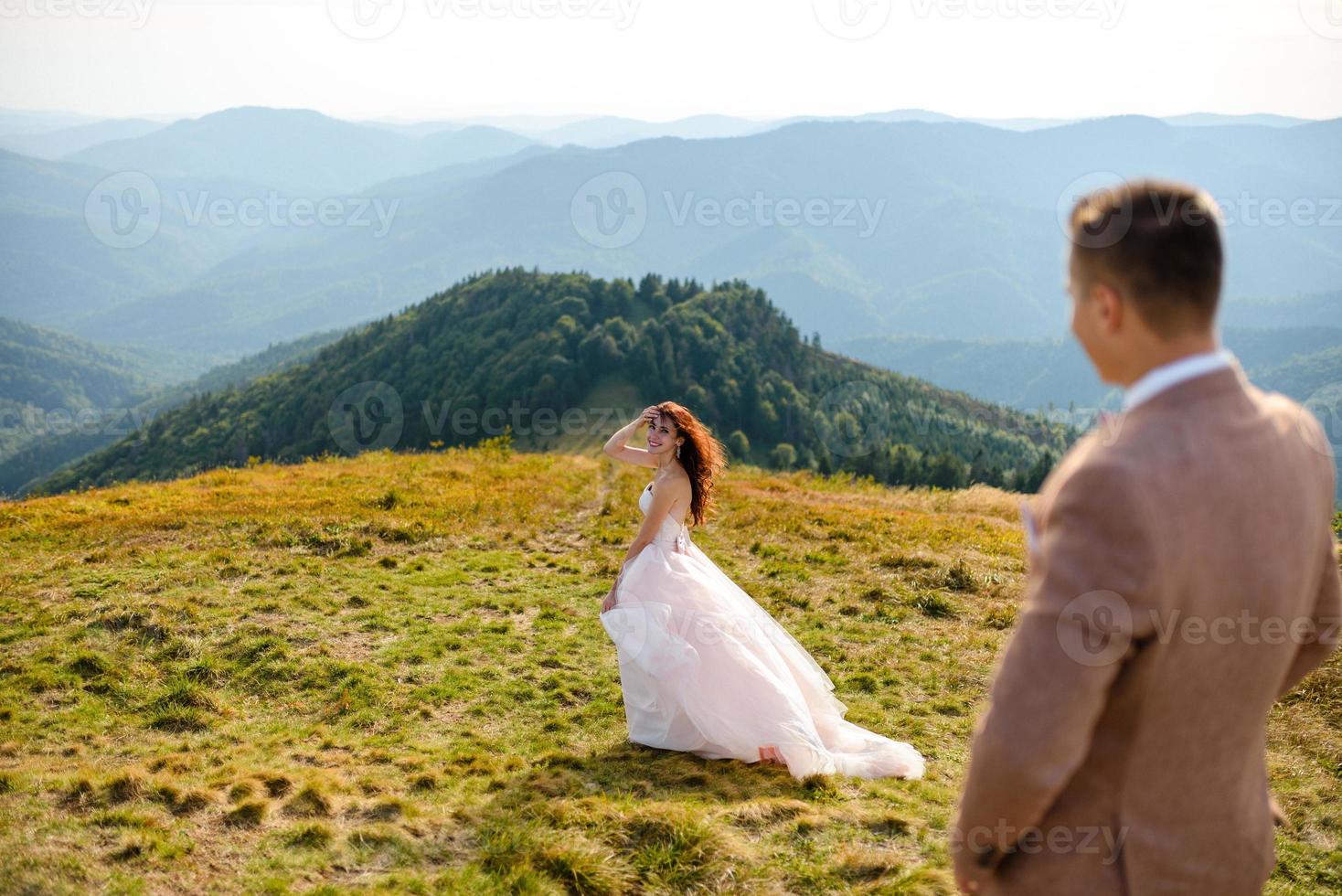 amor joven pareja celebrando una boda en las montañas foto