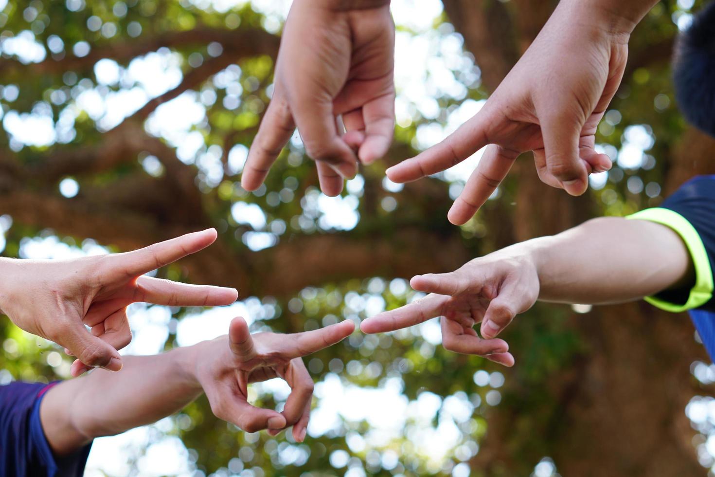 el trabajo en equipo de los cinco altos como equipo, las manos aéreas bendicen al equipo de etiqueta de poder. grupos multiétnicos se unen en la comunidad de voluntarios. concepto de éxito del equipo empresarial de cooperación. foto