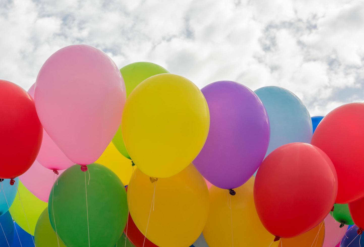 un colorido globo volador en el cielo azul foto