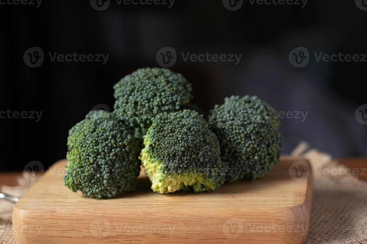 brócoli fresco sobre fondo de madera concepto de comida saludable o vegetariana foto