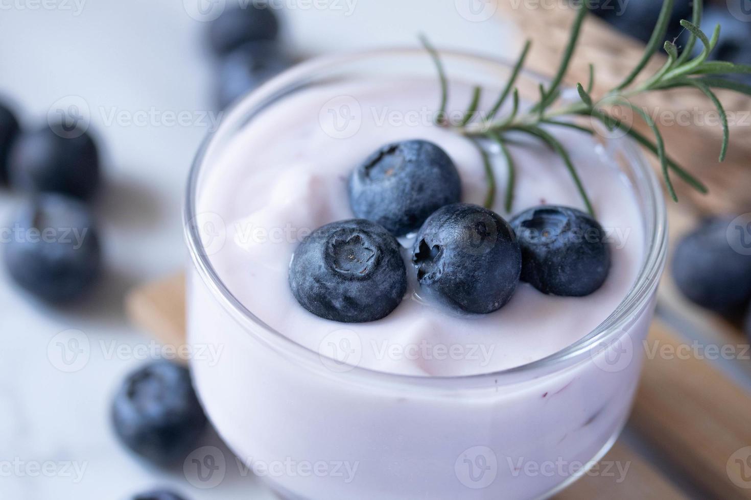 yogur de arándanos frescos en un vaso transparente foto