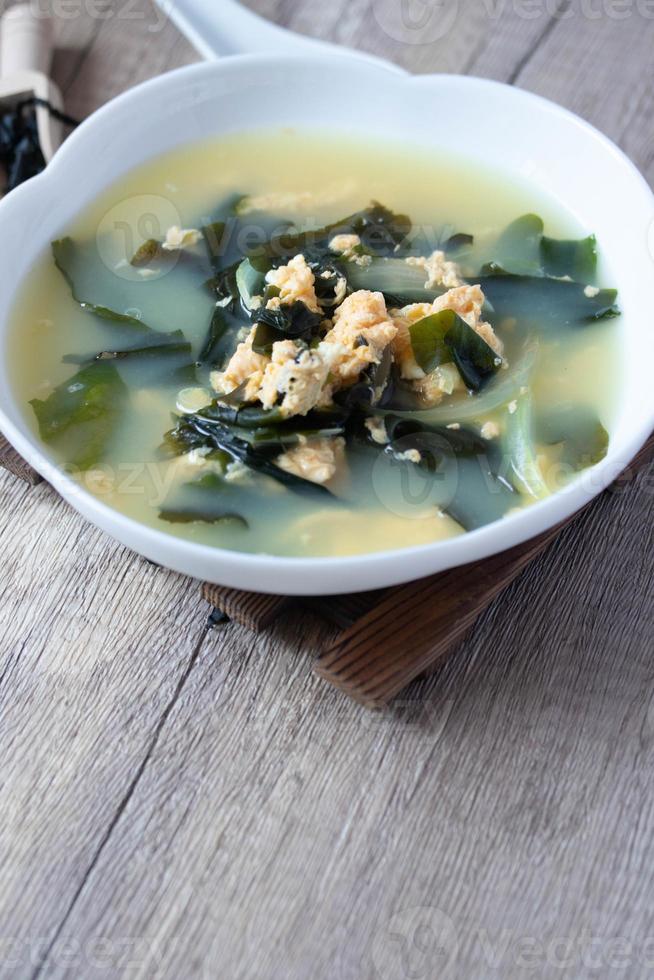 sopa de wakame con huevo, cocina japonesa foto