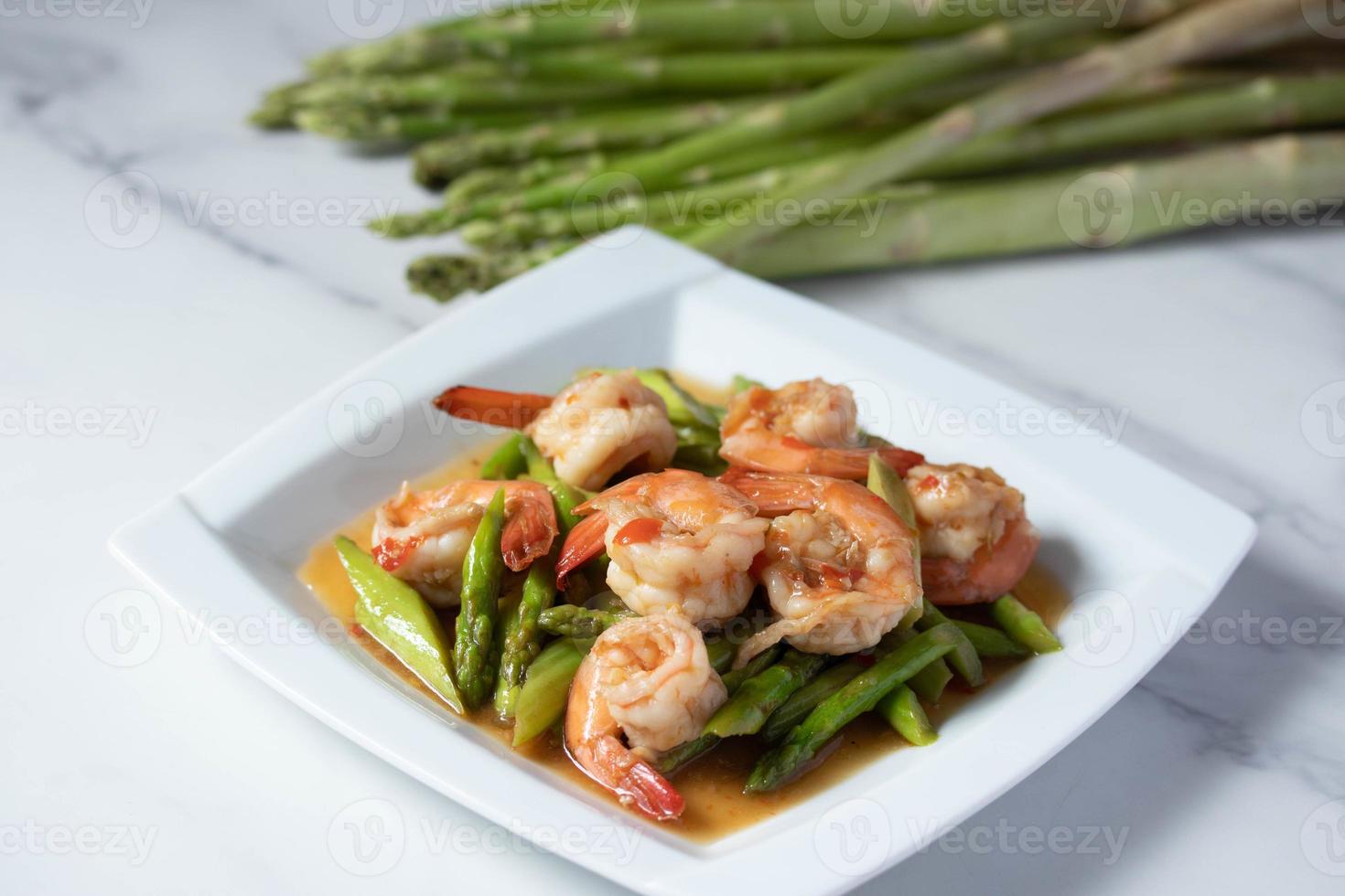 Gambas salteadas con espárragos foto