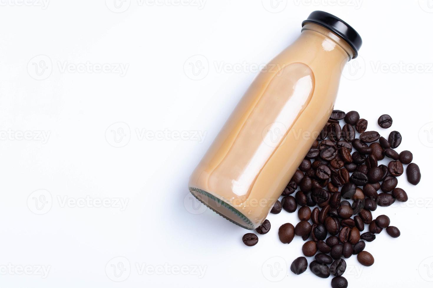 leche con sabor a café en una botella de vidrio sobre un fondo blanco. foto