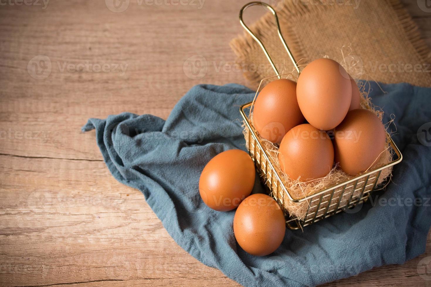 huevos de gallina frescos en una cesta de metal foto