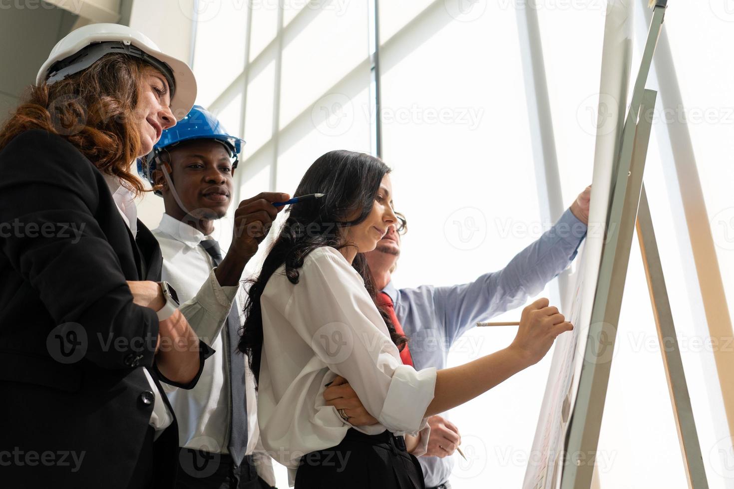 equipo de negocios en construcción corporativa hablando de proyecto en reunión foto