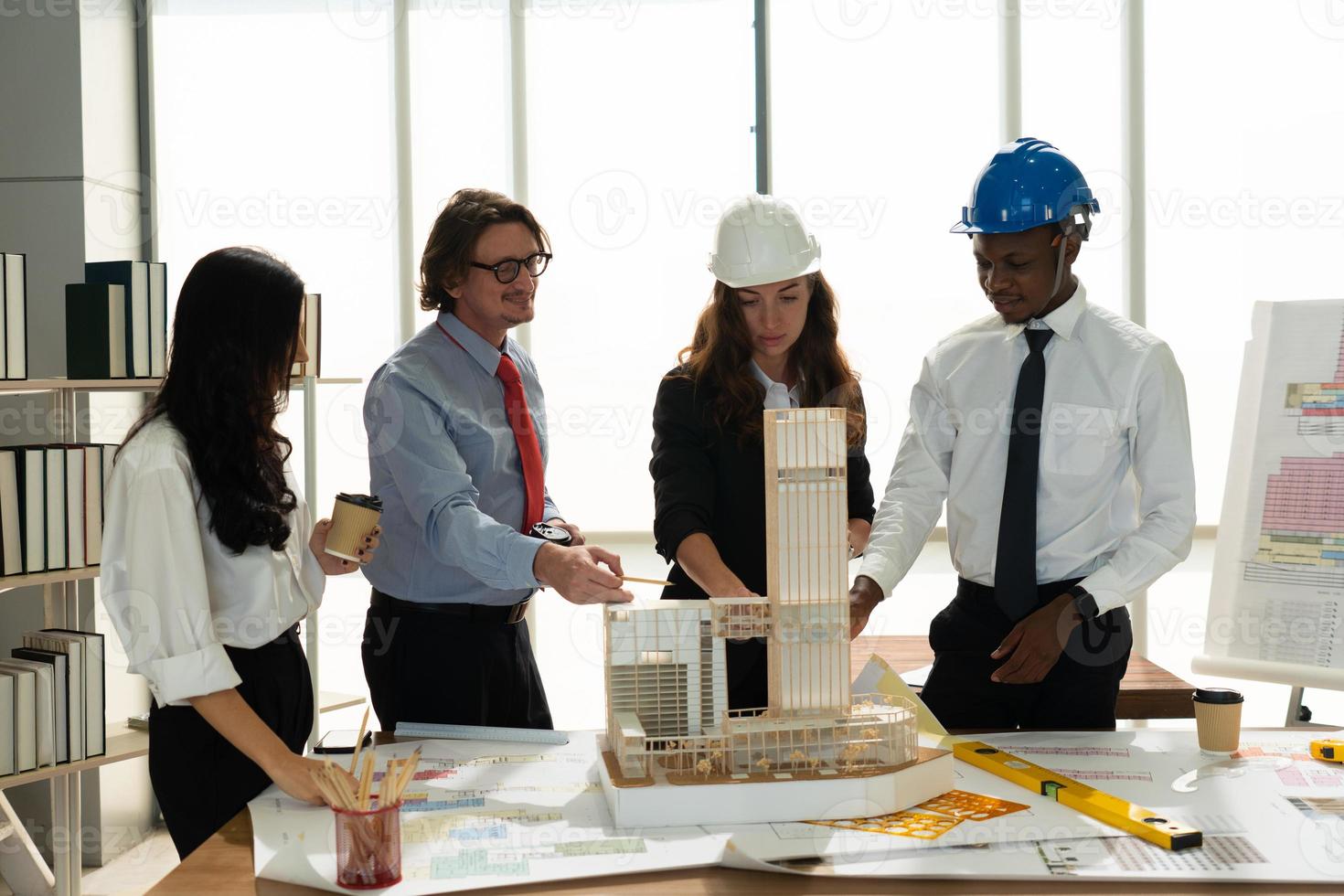 arquitecto gerente e ingeniero trabajando juntos en una empresa constructora foto