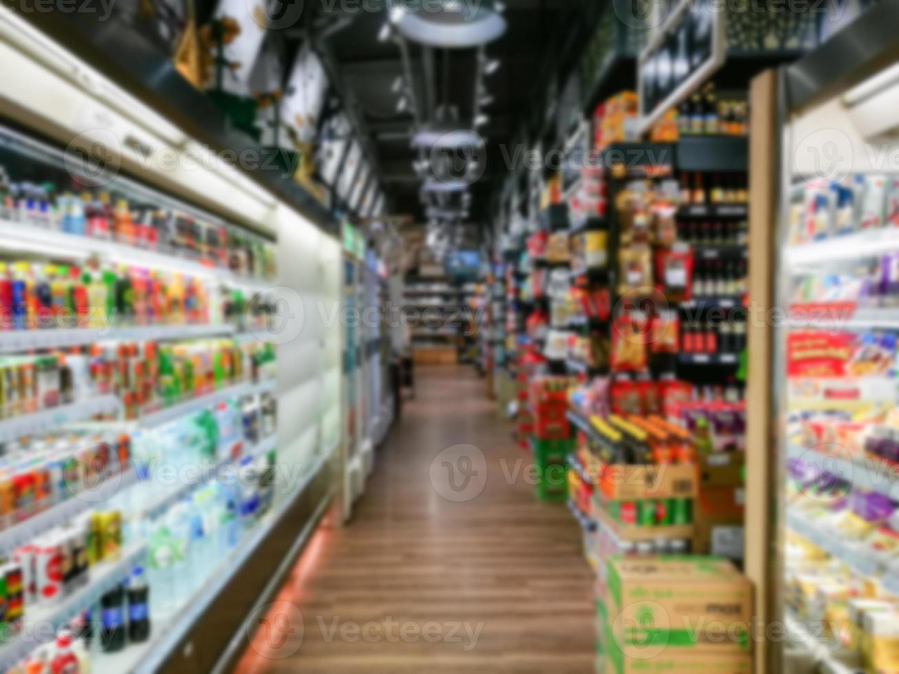 desdibujado de los estantes de los productos en el supermercado o en la tienda de comestibles, utilícelo como fondo foto