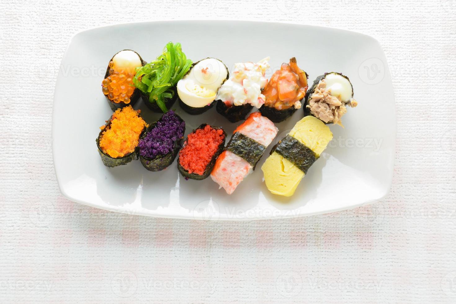 sushi en plato blanco, atún, salmón, lubina, huevo dulce, sushi de gambas, comida japonesa foto