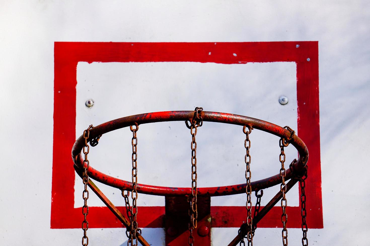 antiguo aro de baloncesto de la calle, equipamiento deportivo foto