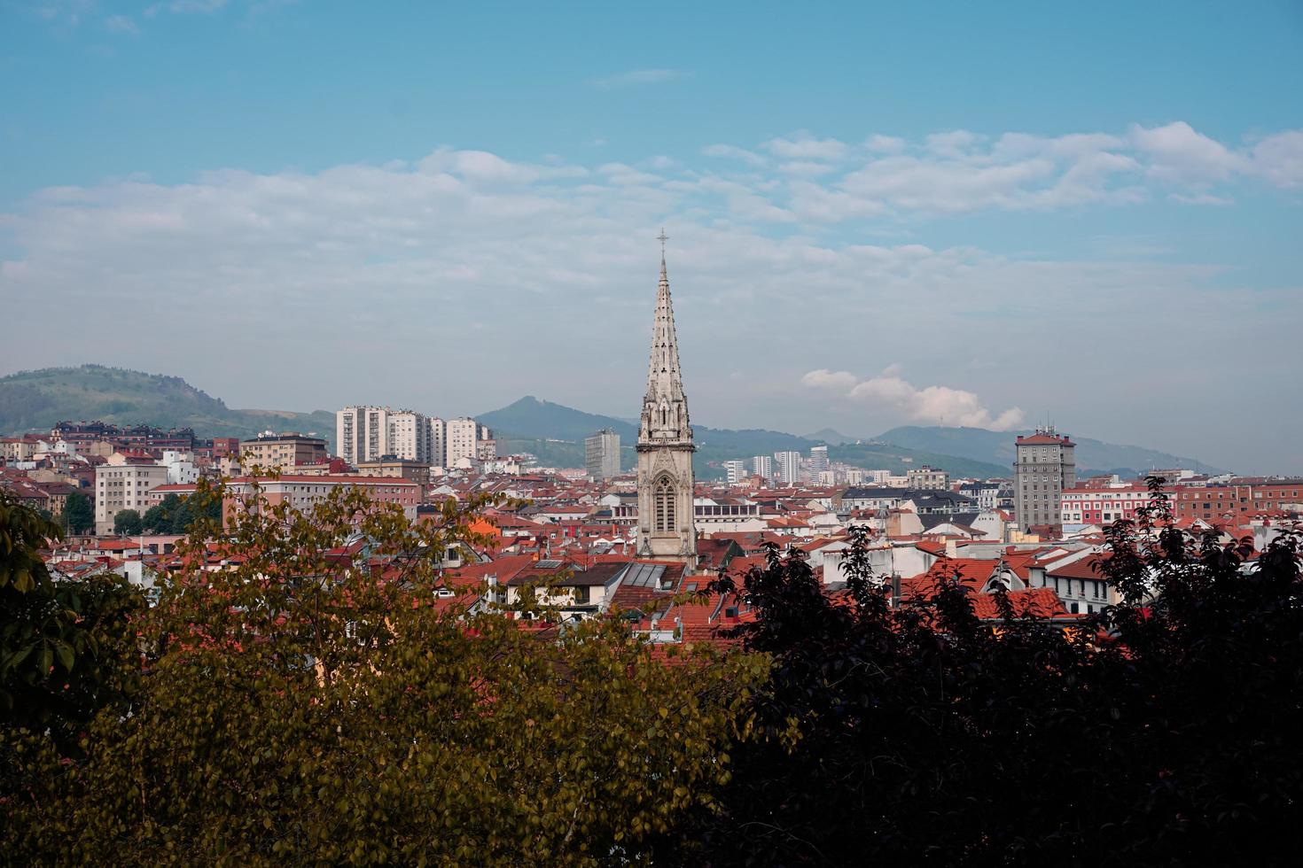 vista de la ciudad desde la ciudad de bilbao, españa, destinos de viaje foto