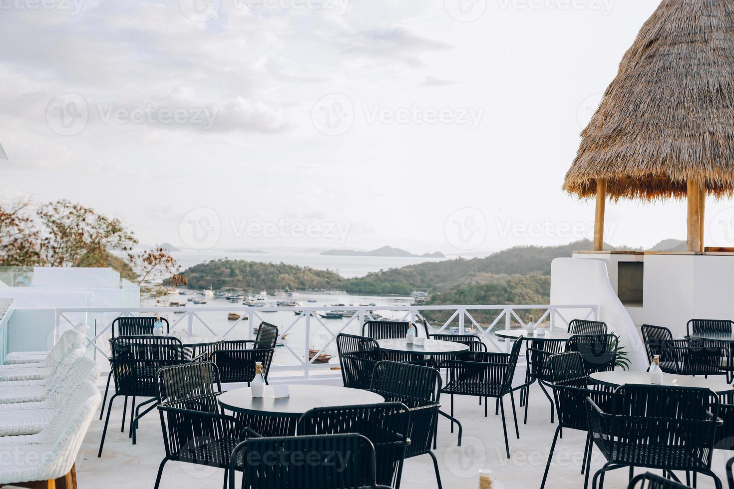 mesa de café al aire libre y sillas en la azotea con vista al mar foto