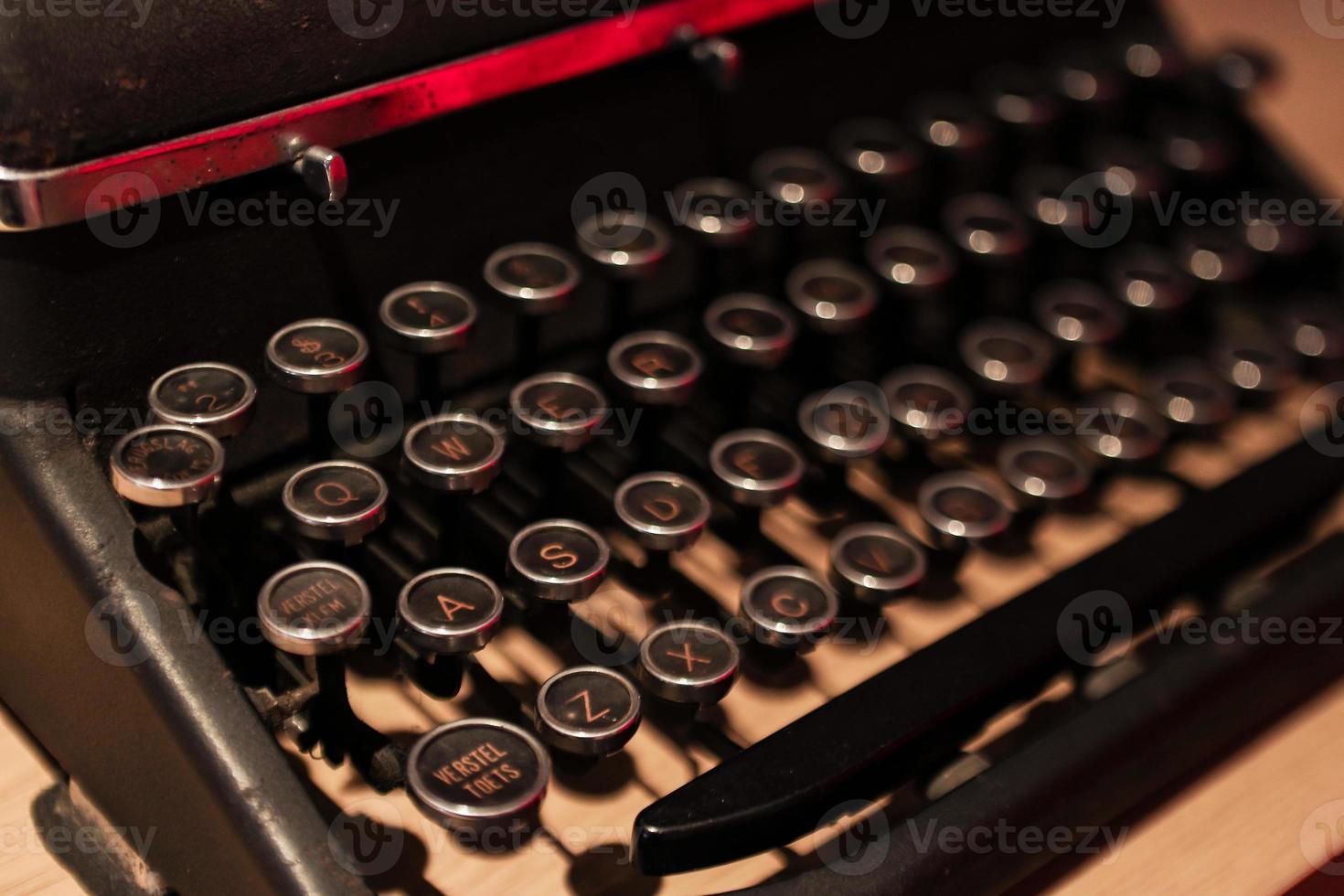 primer plano de una máquina de escribir vintage y retro en la mesa de madera foto