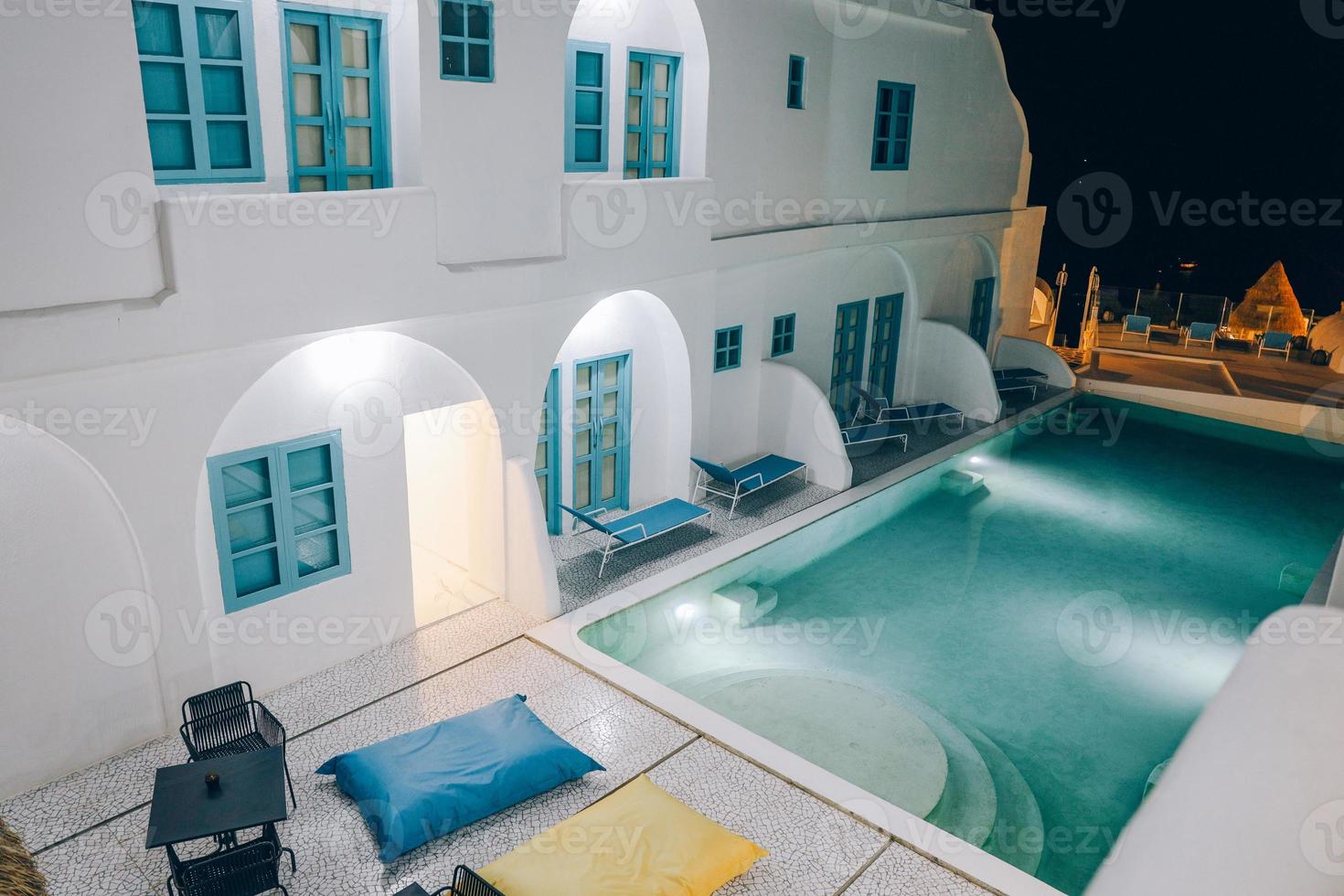 vista superior de la piscina en medio del edificio del complejo art deco por la noche. labuan bajo, indonesia, agosto de 2021 foto