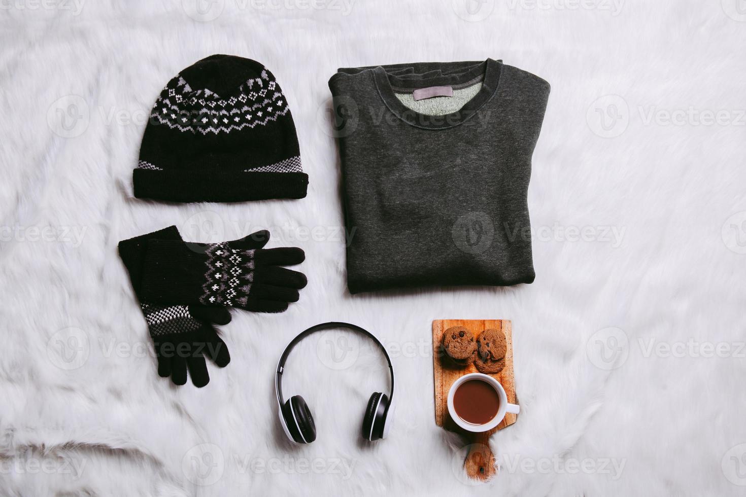 plano creativo de suéter, gorro, guantes de invierno para el fondo de la temporada de invierno foto
