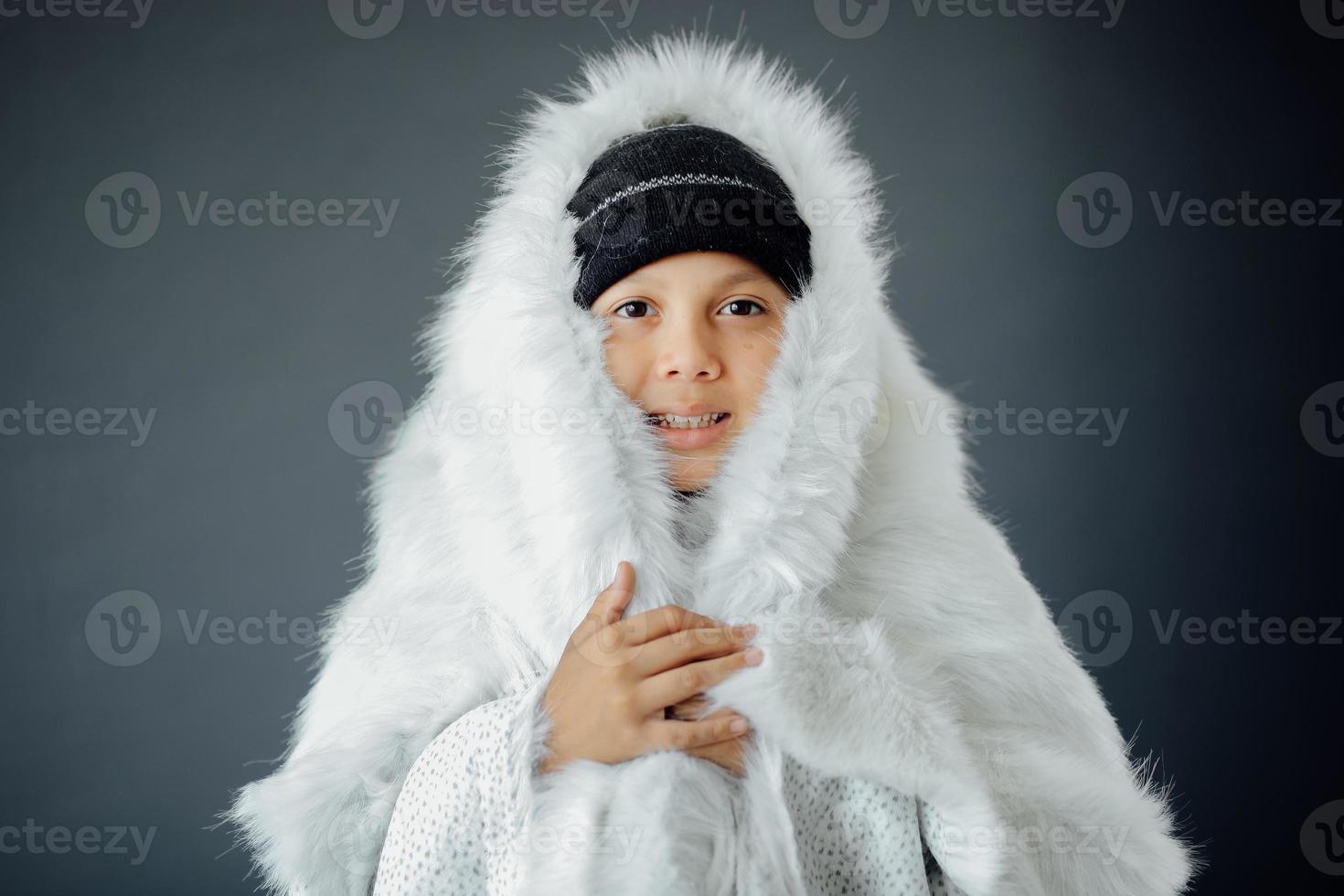 chico lindo con ropa de invierno en la temporada de invierno foto