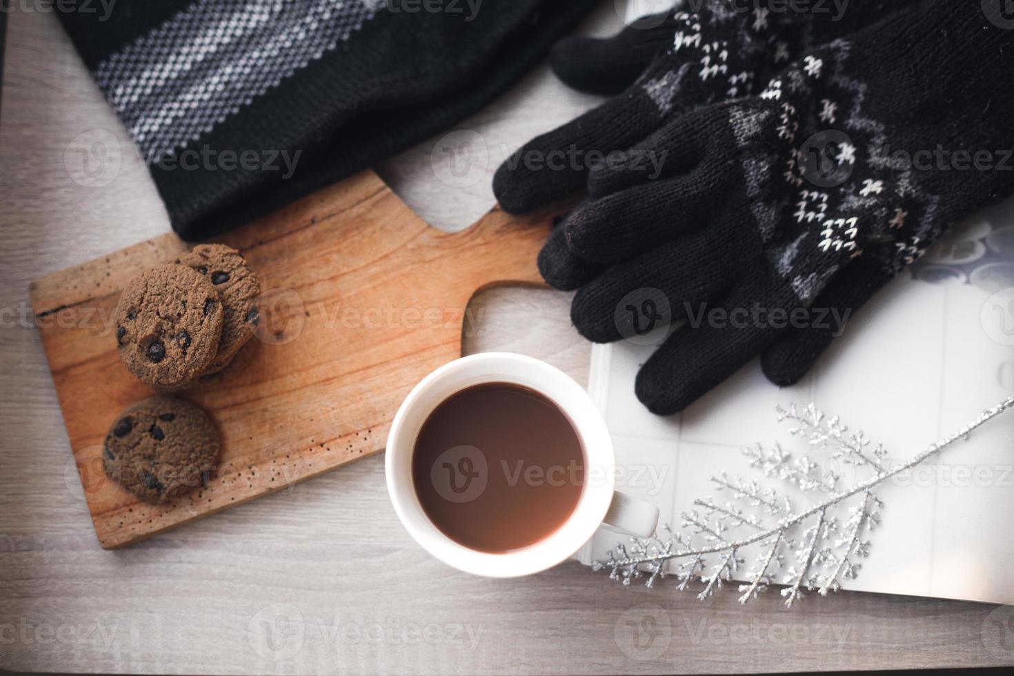 una taza de chocolate caliente y galletas en una bandeja de madera para el fondo de invierno foto
