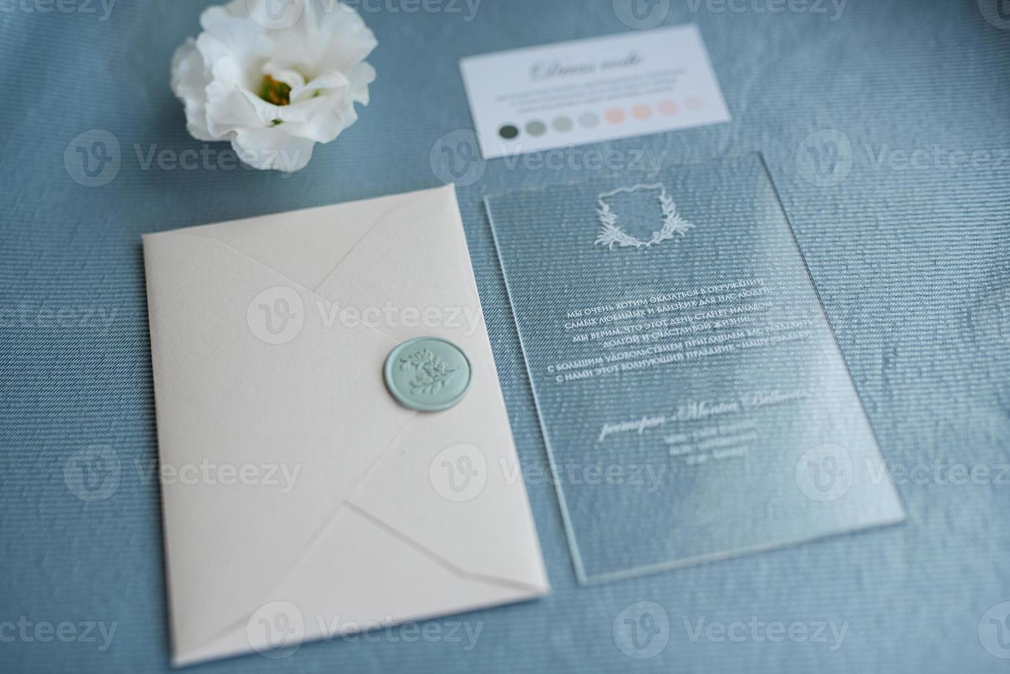 invitación de boda en un sobre gris sobre una mesa foto