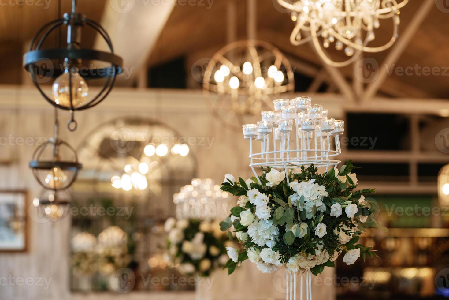 salón de banquetes para bodas con elementos decorativos foto