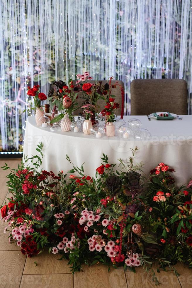 el presidium de los recién casados en el salón de banquetes del restaurante foto