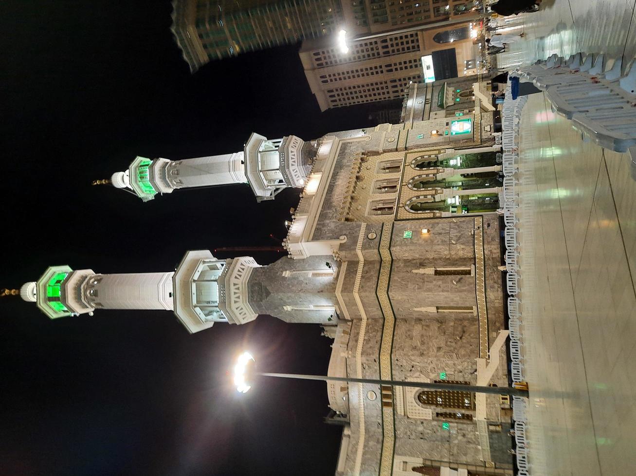 makkah, arabia saudita, 2021 - hermosa vista de masjid al haram en makkah por la noche. foto