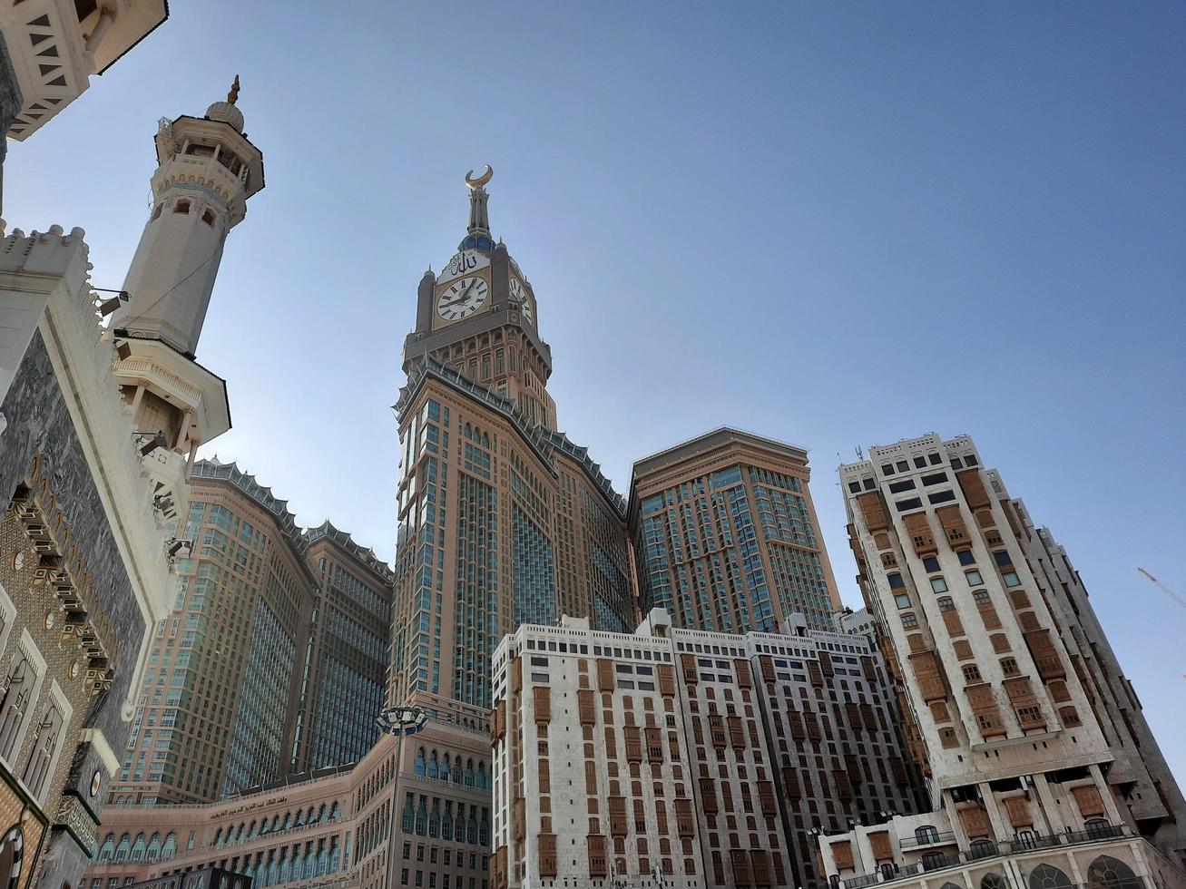 makkah, arabia saudita, 2021 - hermosa vista de la torre del reloj real makkah foto