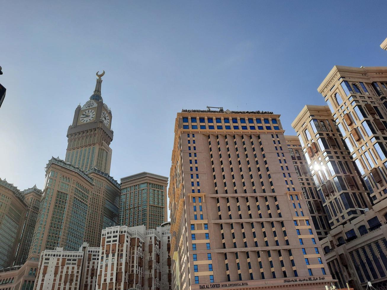 makkah, arabia saudita, 2021 - hermosa vista de la torre del reloj real makkah foto