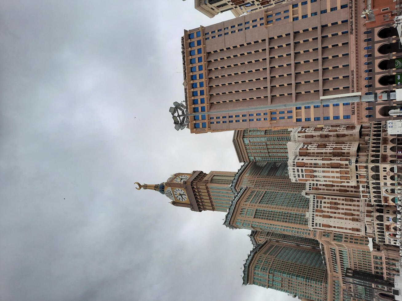 makkah, arabia saudita, 2021 - hermosa vista de la torre del reloj real makkah foto