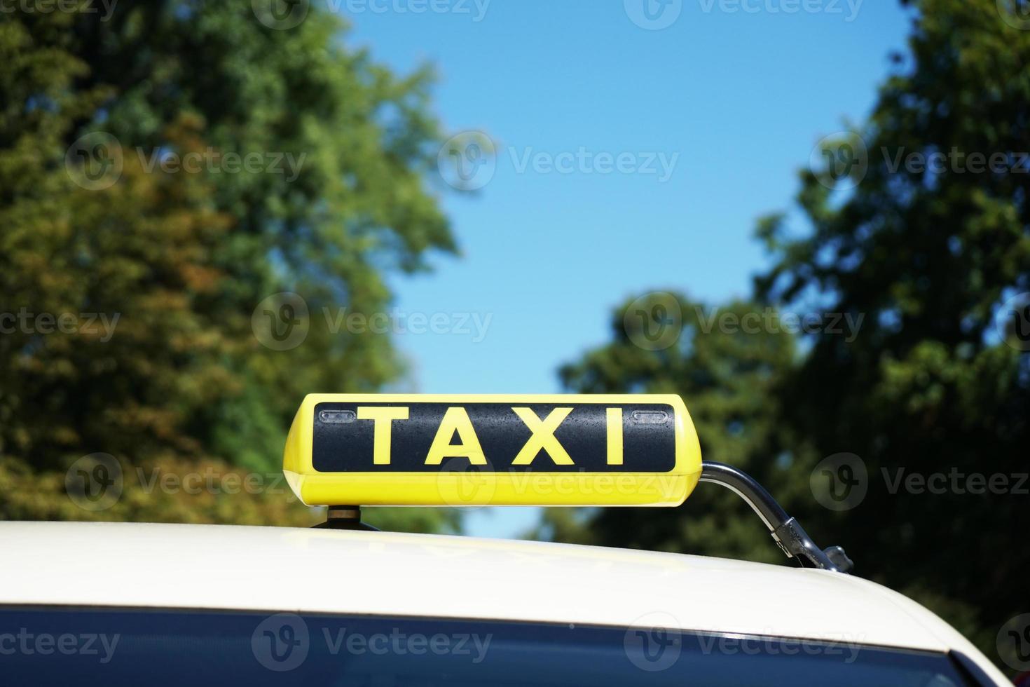 señal de taxi alemán en el techo del coche foto