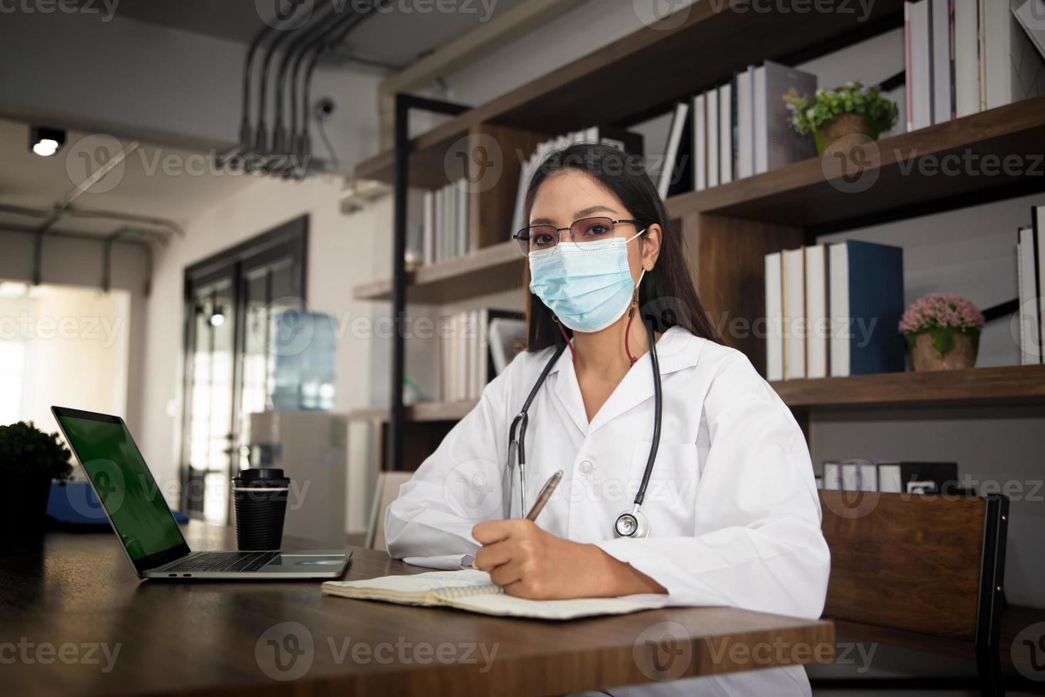 doctor con los brazos cruzados sosteniendo estetoscopio foto