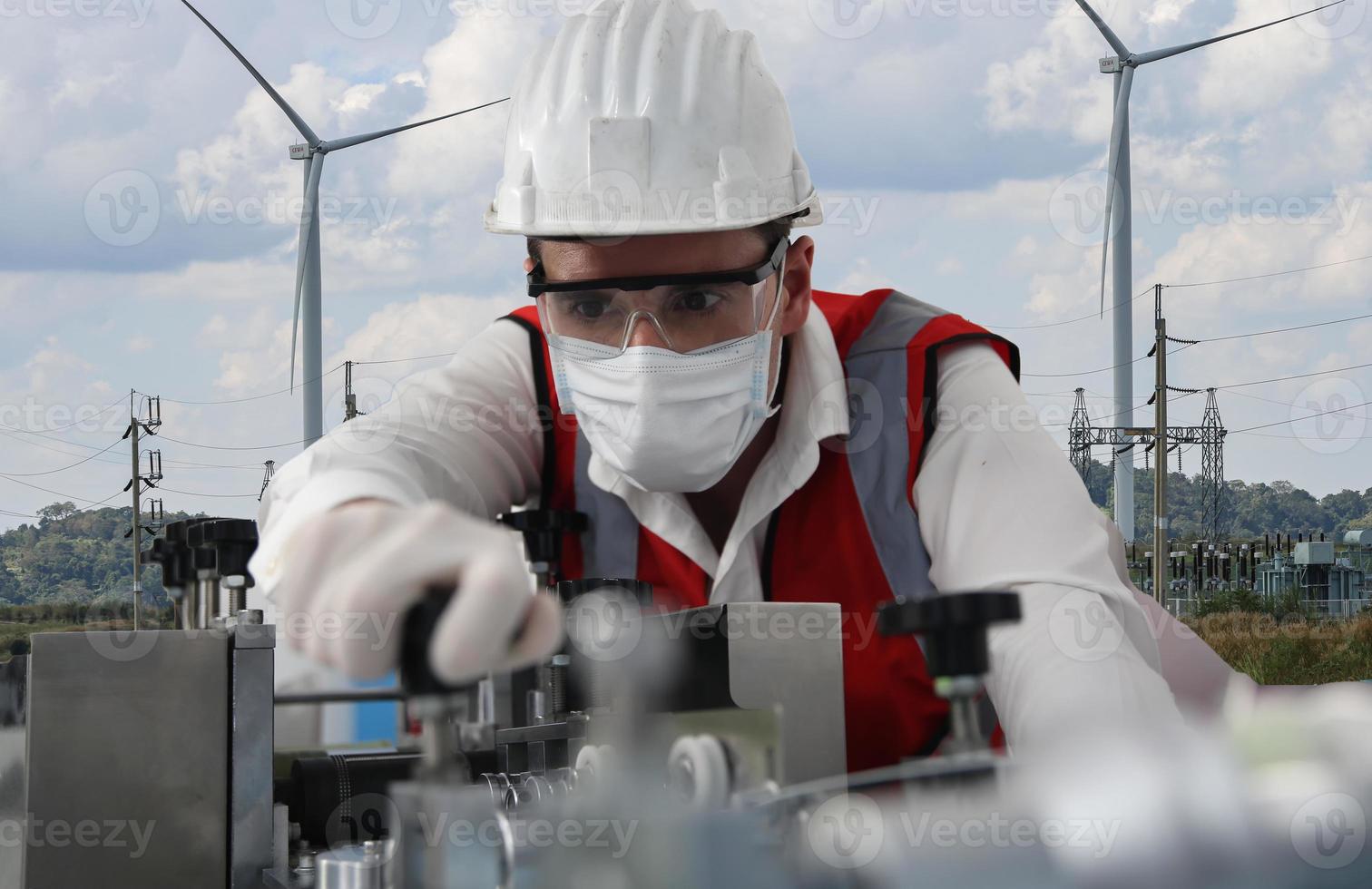 el funcionamiento de la energía de la turbina eólica, el cielo azul, el concepto de energía foto