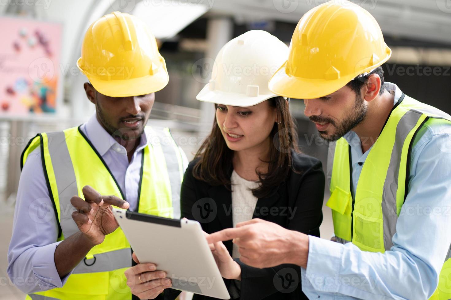 arquitecto, ingeniero civil y trabajador mirando planos y planos, discutiendo problemas en el sitio de construcción foto