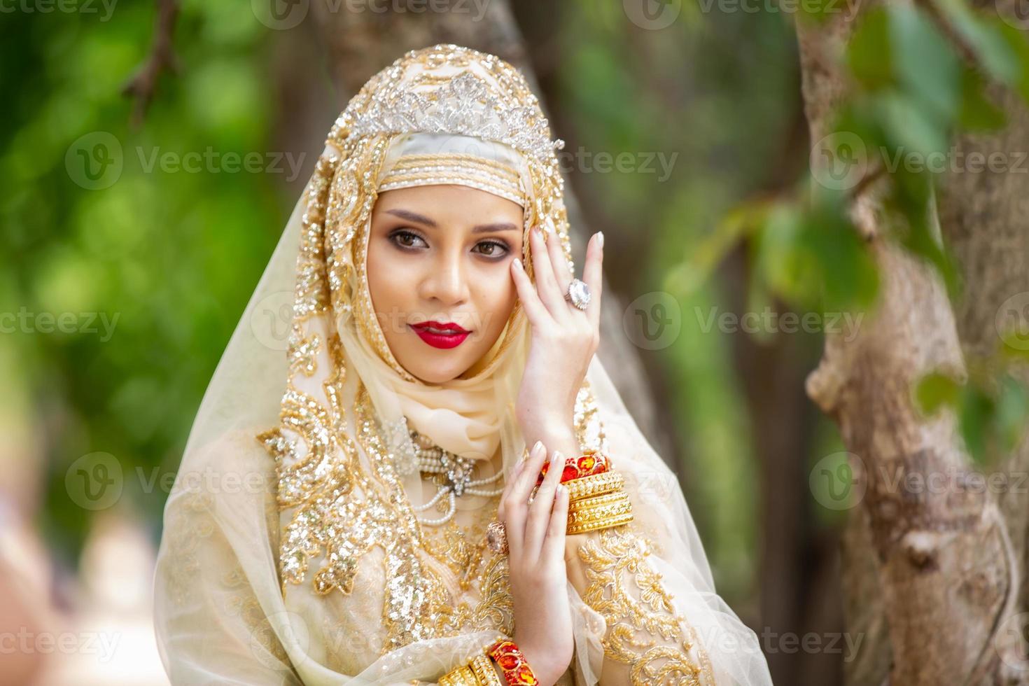 retrato de una hermosa niña india .india mujer en vestido tradicional sari y joyas. Retrato novia musulmana posando foto