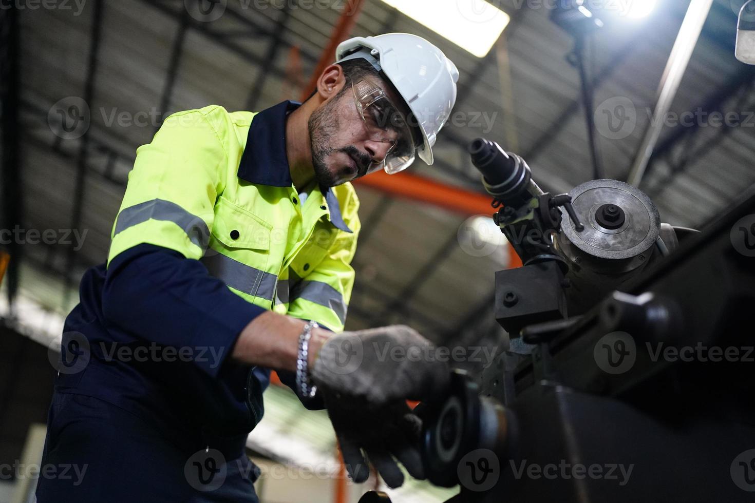 hombres profesionales, ingenieros, habilidades de los trabajadores, calidad, mantenimiento, trabajadores de la industria de capacitación, taller de almacén para operadores de fábrica, producción de equipos de ingeniería mecánica. foto