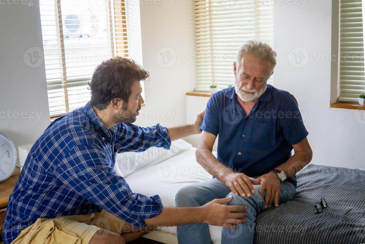 un retrato de un hijo hipster adulto y un padre mayor pasan tiempo juntos el fin de semana en casa. foto