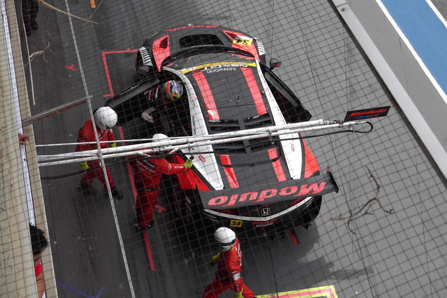 buriram, tailandia, 7 de octubre, carreras en equipo durante la carrera autobacs super gt round7 burirum united super gt race en el circuito internacional de chang, super gt race 2017, en buriram, tailandia. foto