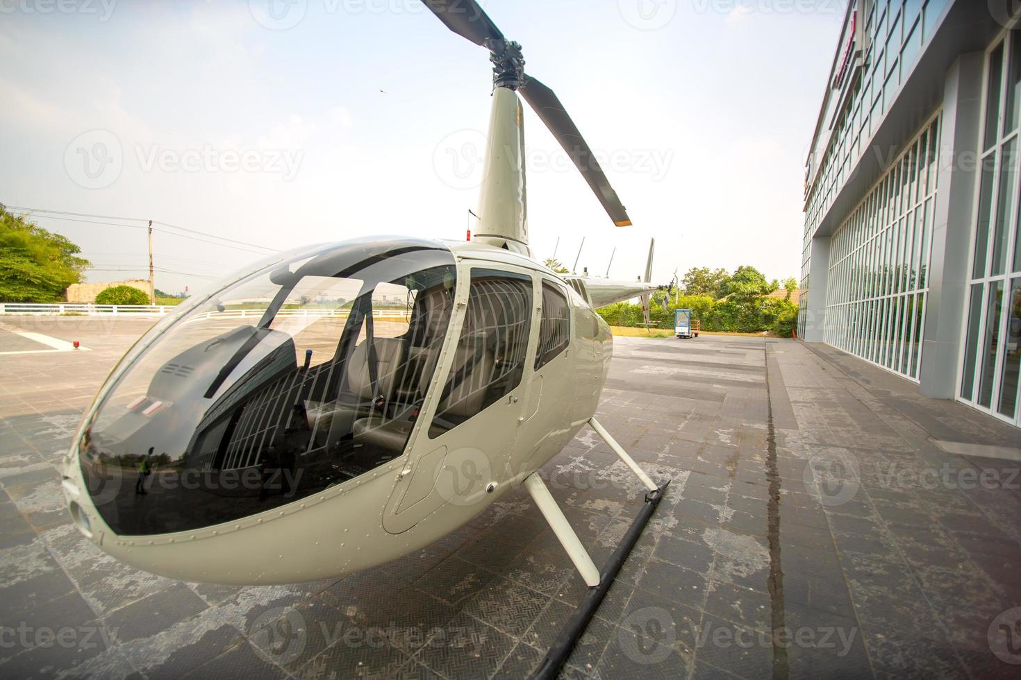helicóptero comercial en el aeropuerto. foto