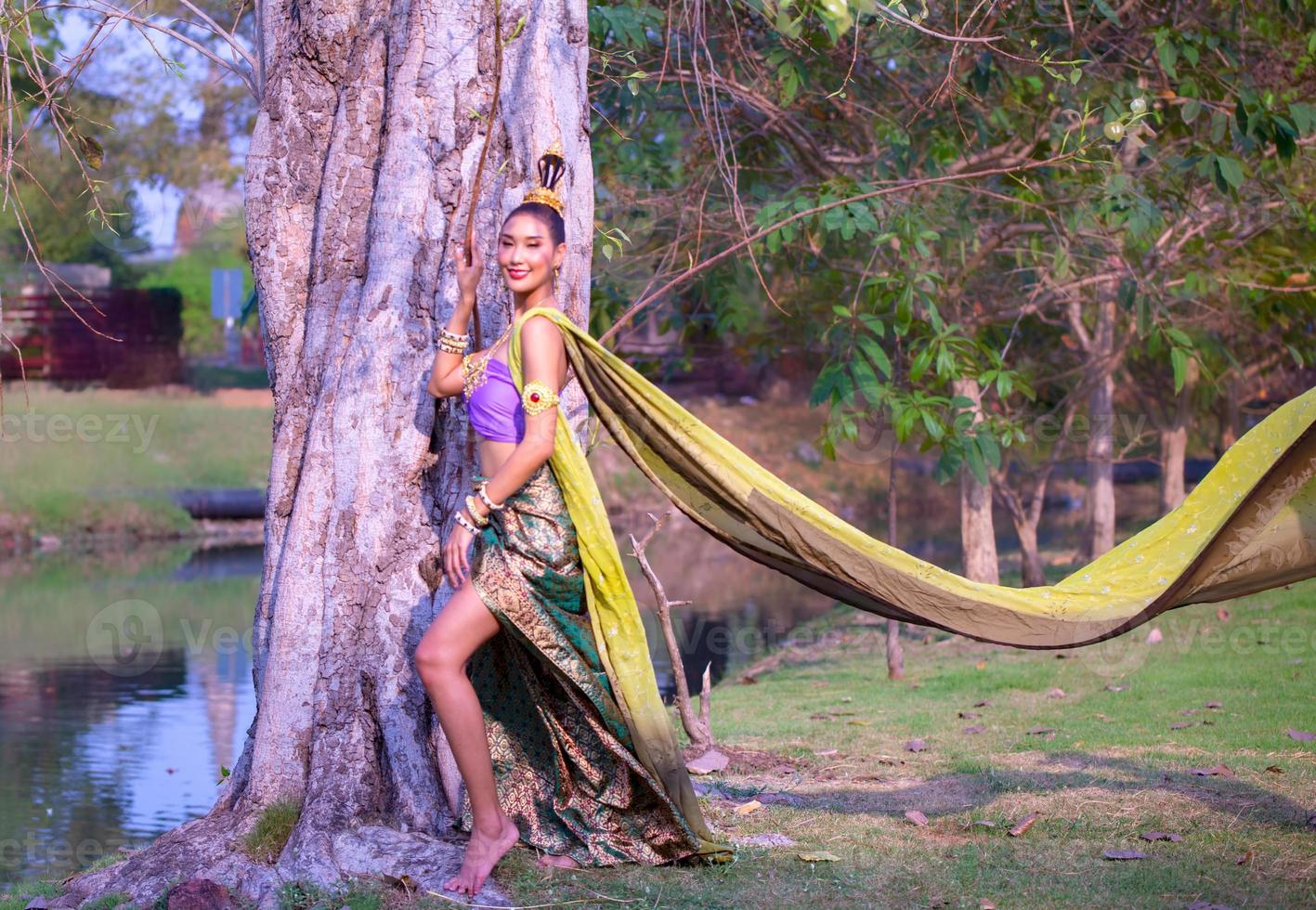 mujer de asia con vestido tradicional tailandés, el traje del vestido nacional de la antigua tailandia. foto