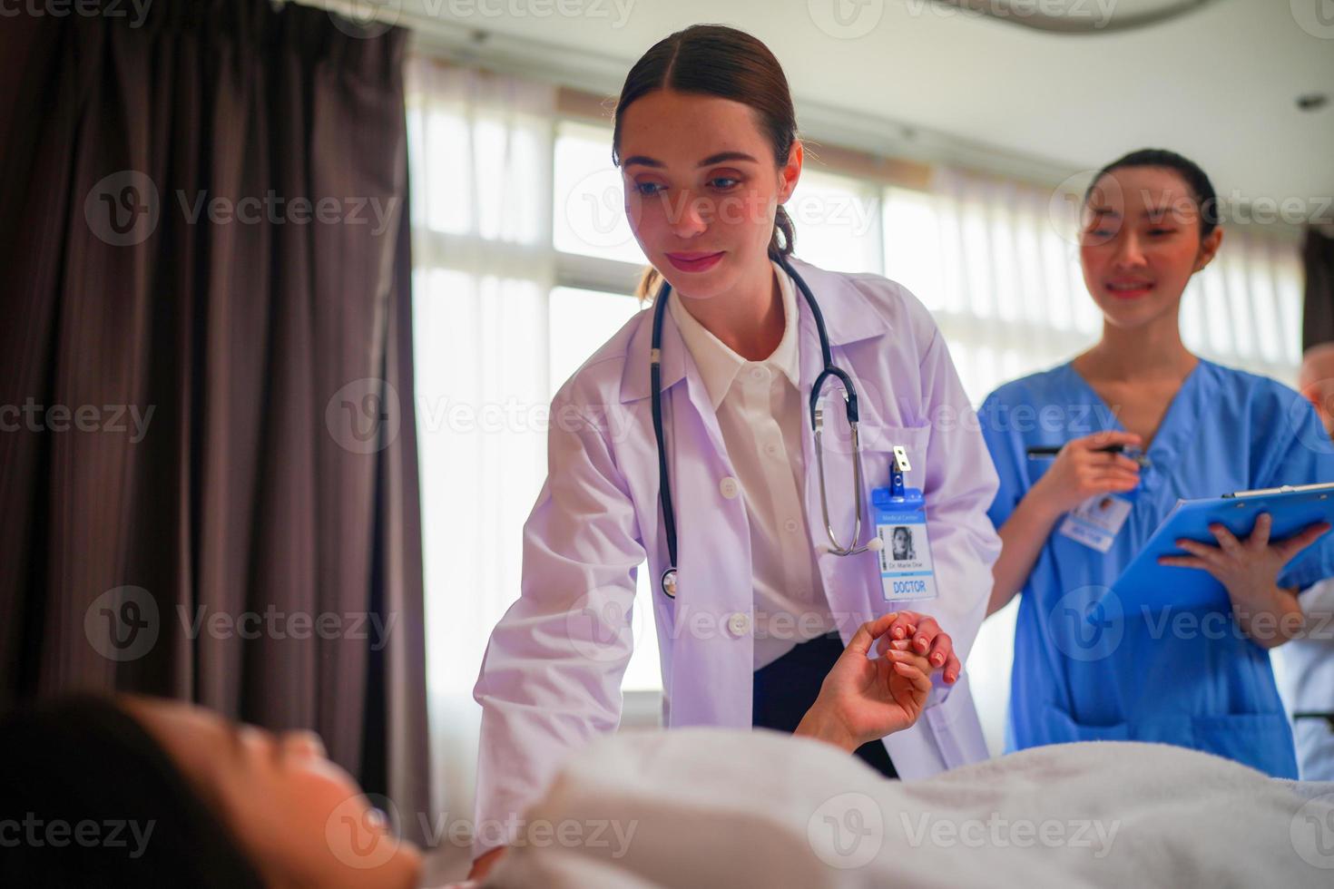 equipo médico internacional. personal médico del hospital. reunión de médicos y enfermeras asiáticos y caucásicos de raza mixta. clínica y estetoscopio. foto