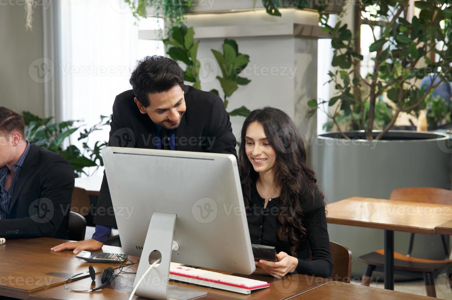 profesionales de negocios grupo de jóvenes empresarios confiados que analizan datos usando computadoras mientras pasan tiempo en la oficina foto