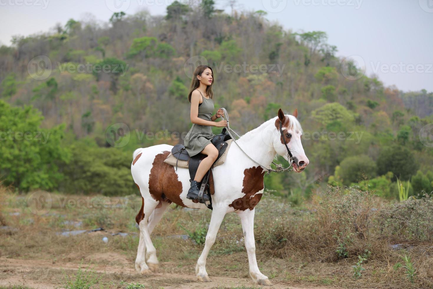 mujer joven con su caballo en la luz del atardecer. fotografía al aire libre con una modelo de moda. estado de ánimo de estilo de vida foto