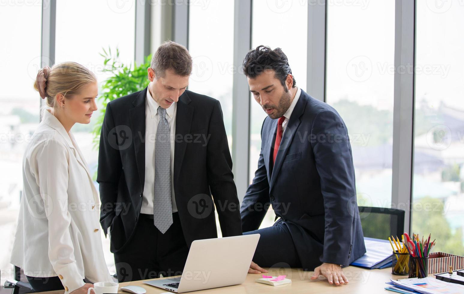 equipo de negocios discutiendo sobre el proyecto a través de una computadora portátil en la oficina. foto