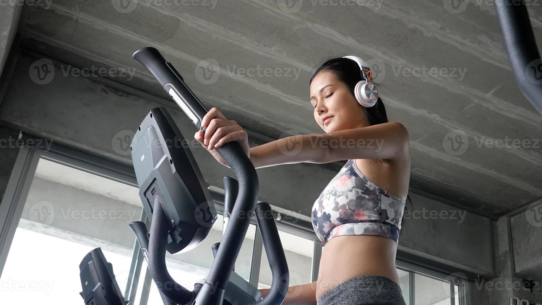 joven mujer delgada ejercicio en el gimnasio. foto